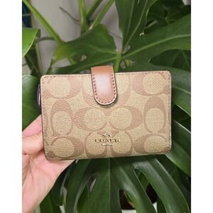 Coach‎ Medium Corner Zip Wallet In Signature Canvas Style